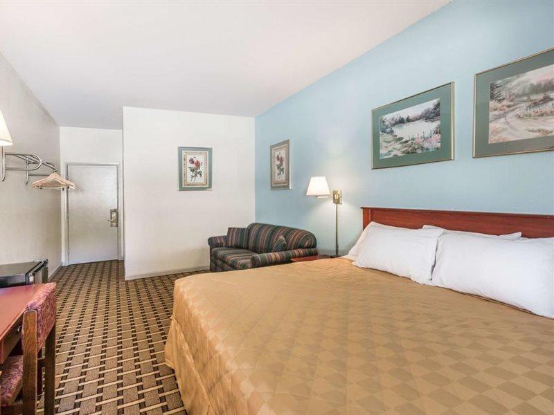 Super 8 By Wyndham Knoxville Downtown Area Екстериор снимка