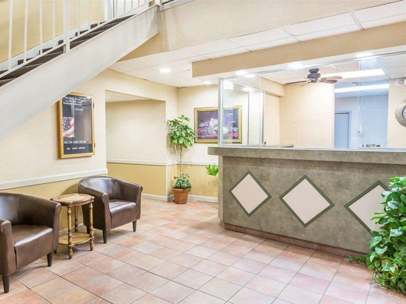Super 8 By Wyndham Knoxville Downtown Area Екстериор снимка