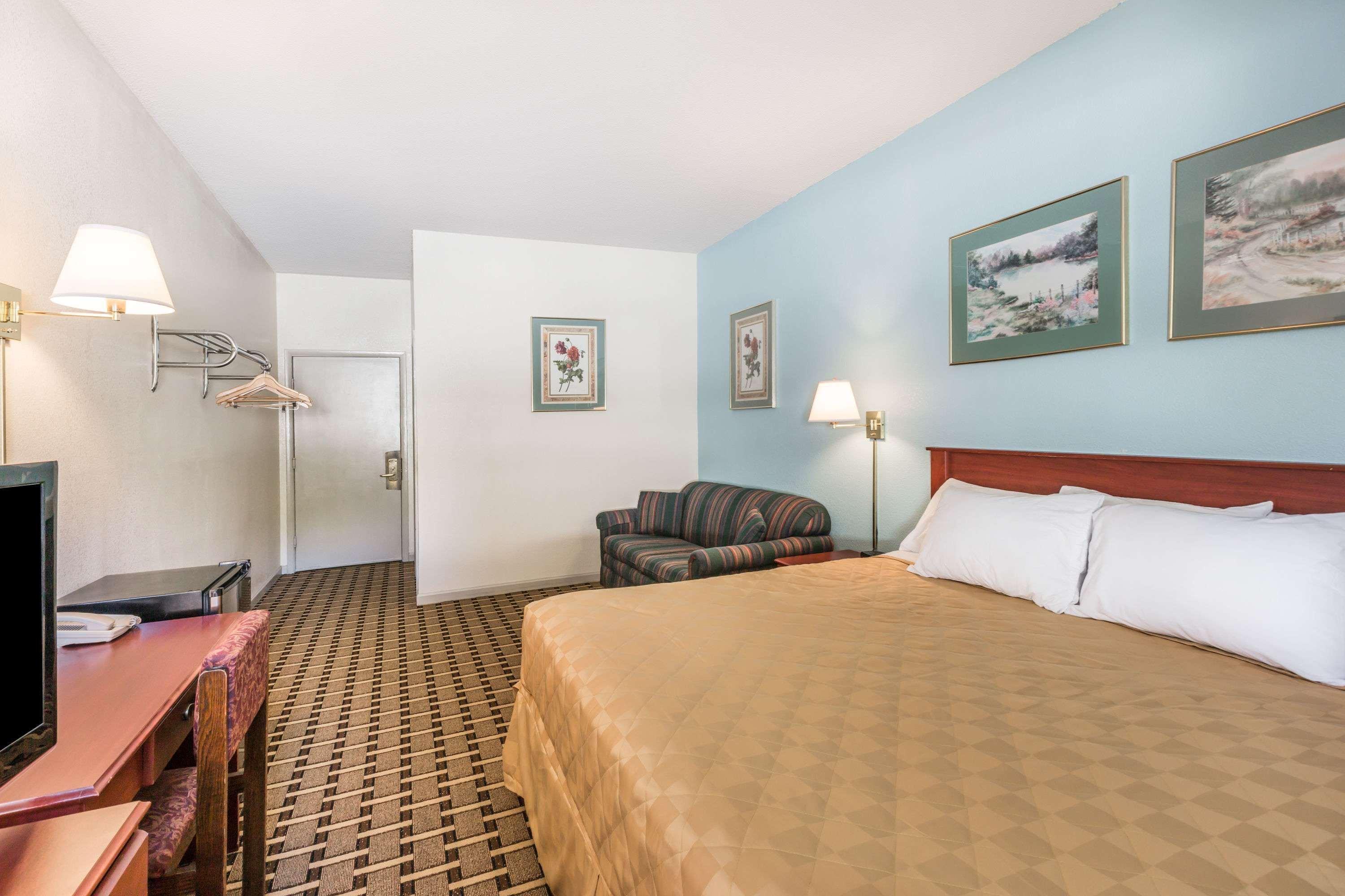 Super 8 By Wyndham Knoxville Downtown Area Екстериор снимка