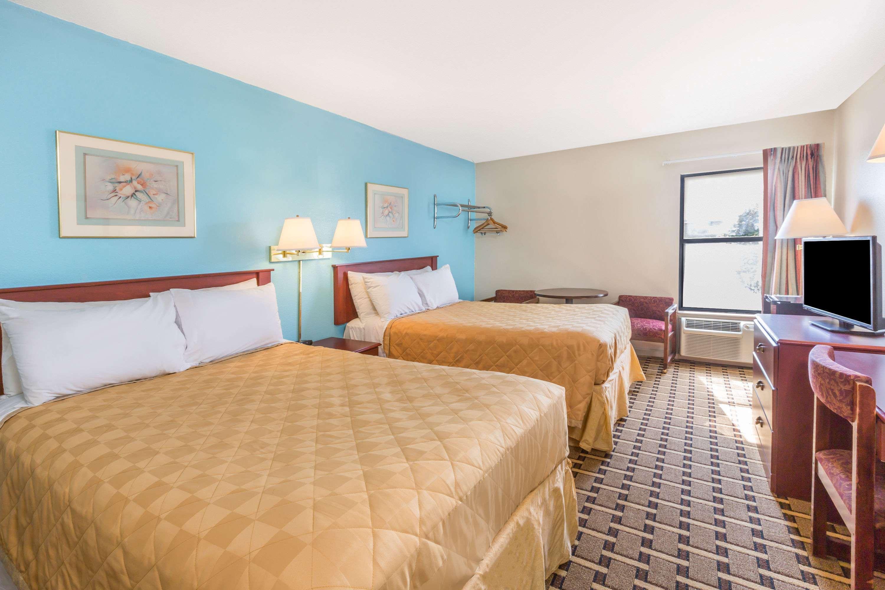 Super 8 By Wyndham Knoxville Downtown Area Екстериор снимка
