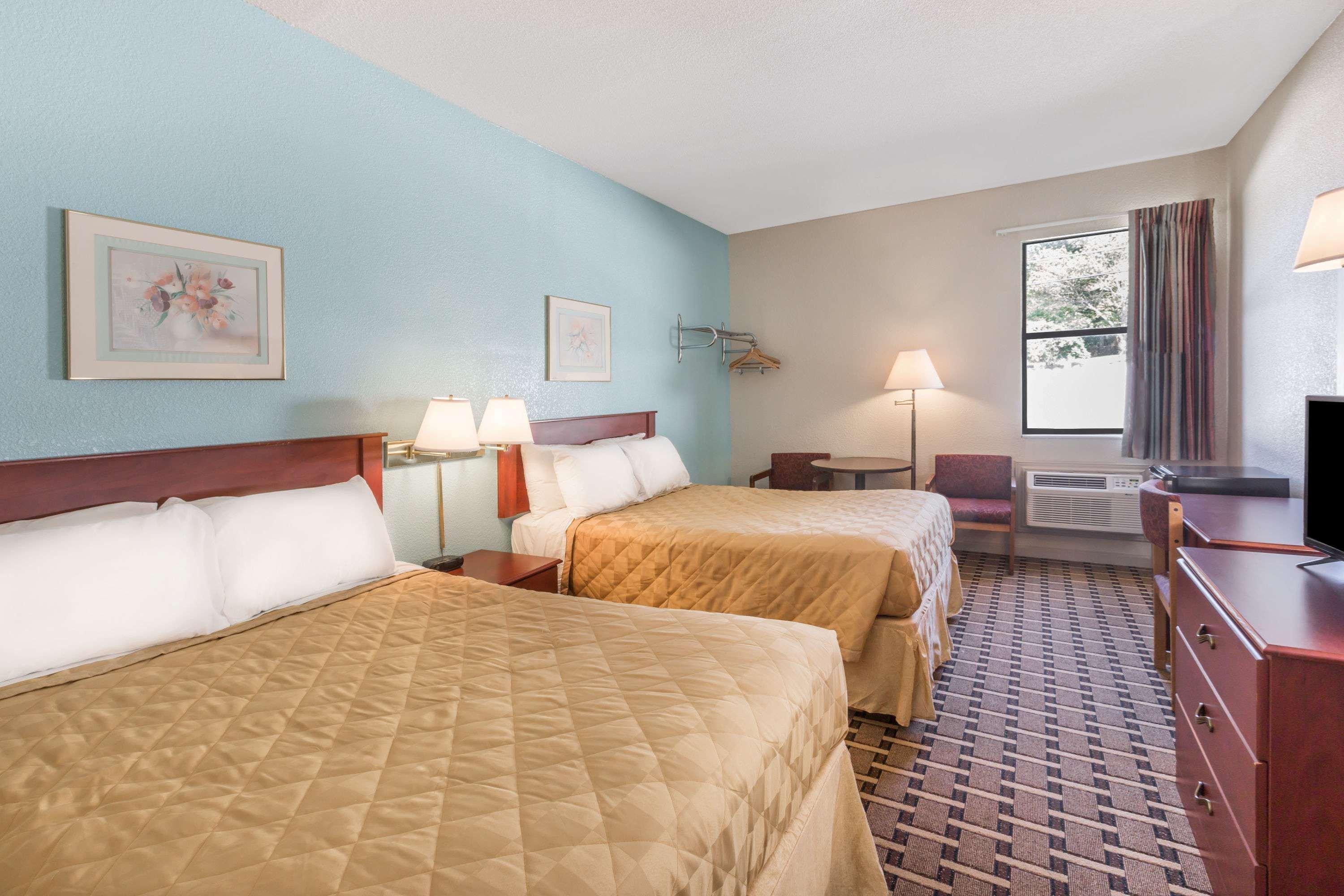 Super 8 By Wyndham Knoxville Downtown Area Екстериор снимка