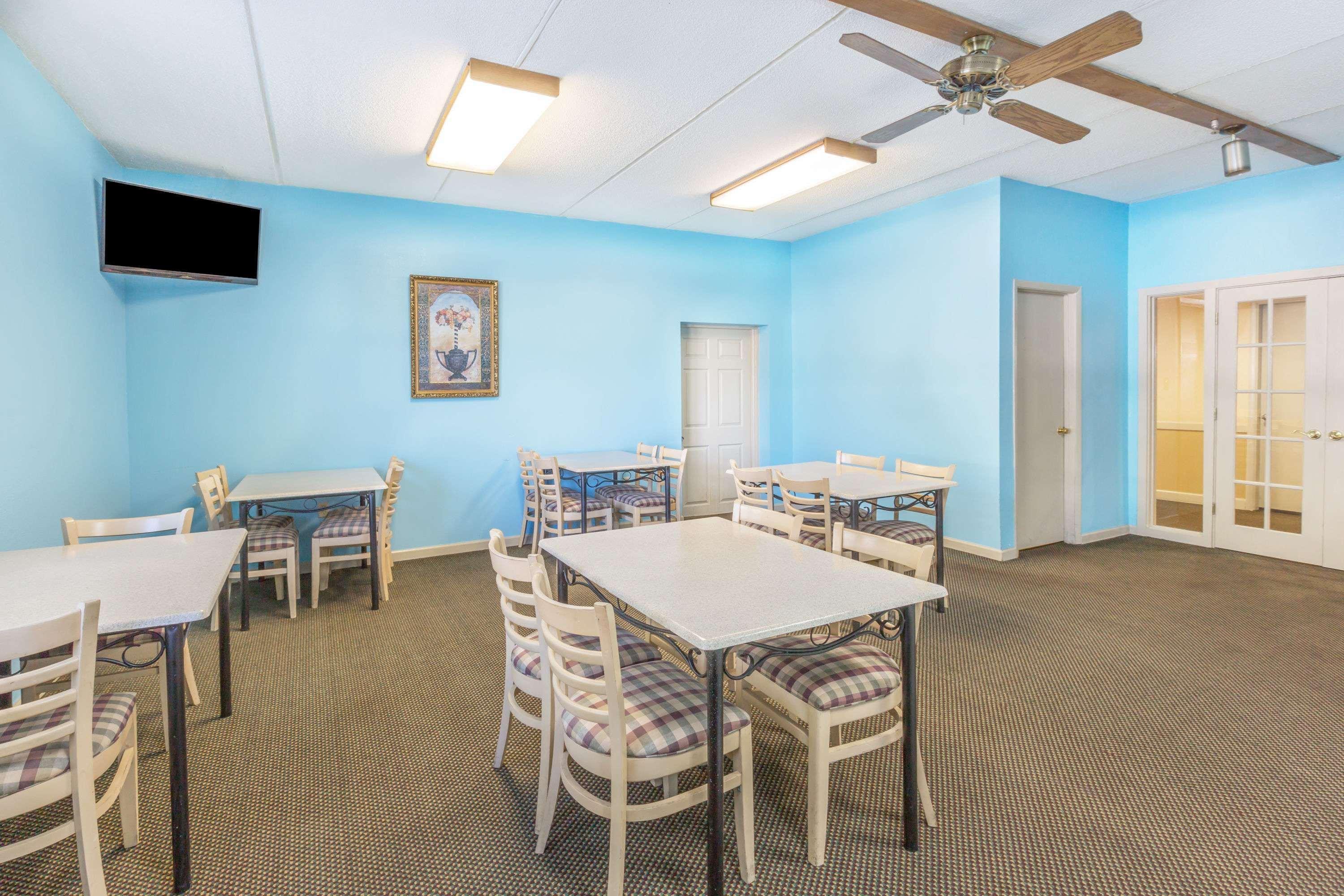 Super 8 By Wyndham Knoxville Downtown Area Екстериор снимка